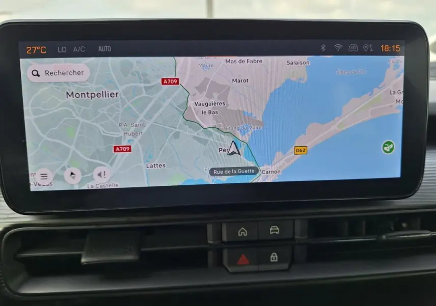 Écran tactile central affichant la navigation GPS avec carte de Montpellier, dans un Jeep Avenger blanc.