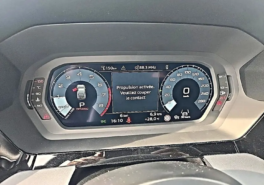 Tableau de bord numérique de l'Audi A3 Sportback 1.5 TFSI gris Daytona, affichage vitesse et compte-tours.