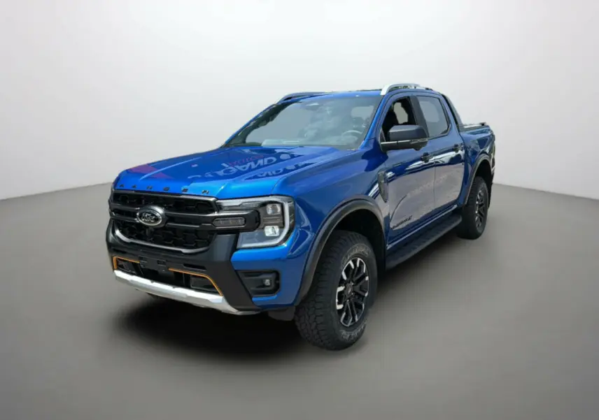 Ford Ranger 205 Wildtrak bleu lightning en 3/4 avant avec calandre noire et éclairage auxiliaire intégré.