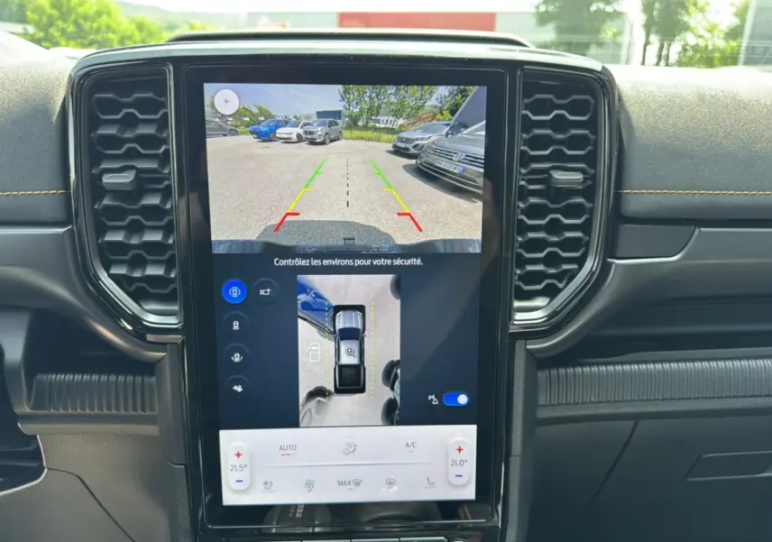 Écran central du Ford Ranger Wildtrak 2026 montrant la caméra 360° et l’aide au stationnement.