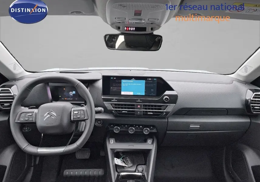 Vue intérieure du tableau de bord et volant de la Citroën C4 2024, avec écran tactile central et finition noire.