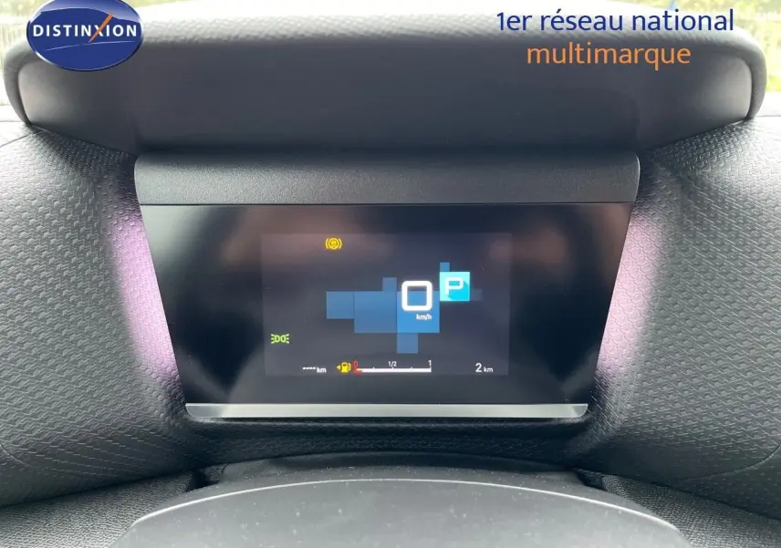 Affichage numérique du tableau de bord de la Citroën C4 blanche métal, indiquant la vitesse à 0 km/h en mode parking.
