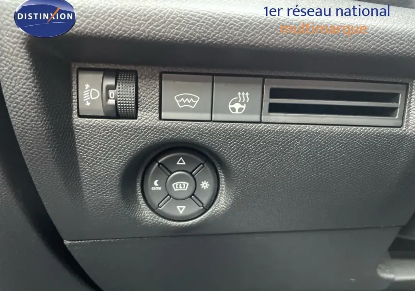 Détail du tableau de bord noir de la Citroën C4 2024 montrant les commandes d'éclairage et de réglage des rétroviseurs.