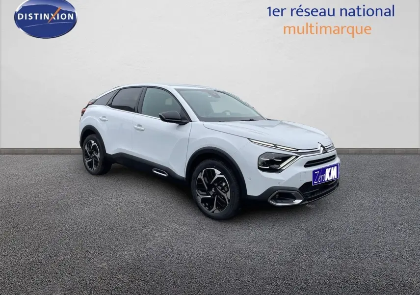 Vue 3/4 avant d'une Citroën C4 blanche métal avec jantes noires et toit noir contrasté sur fond neutre.