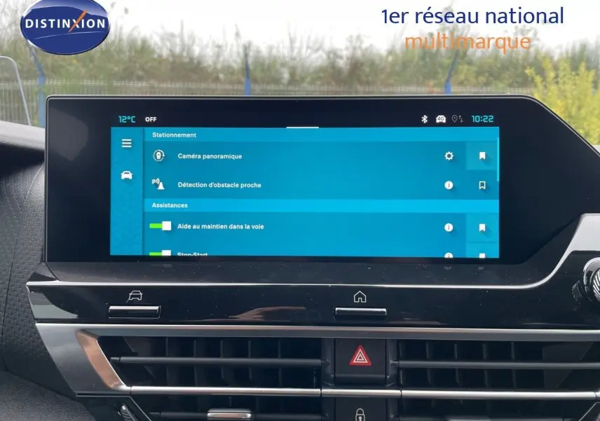 Écran tactile central de la Citroën C4 2024 affichant les options d'assistance à la conduite en intérieur noir.