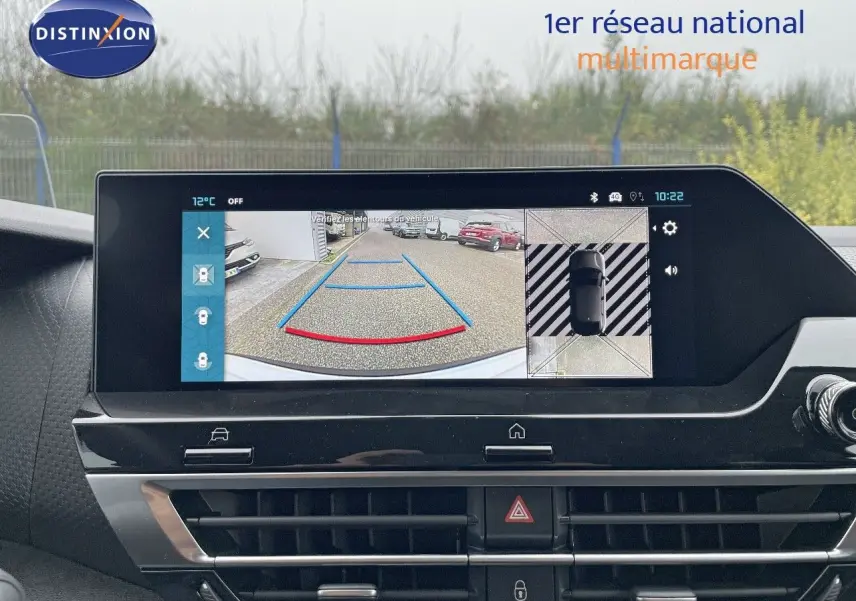 Écran central affichant la caméra de recul et la vue 360° intérieure d'une Citroën C4 blanche métal 2024.