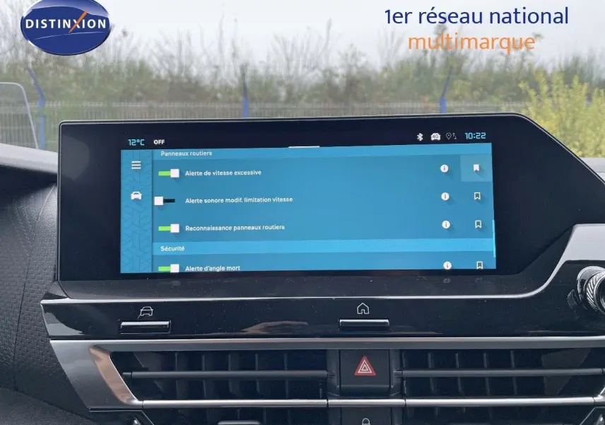 Écran tactile central affichant les alertes de sécurité du tableau de bord d'une Citroën C4 blanche 2024.