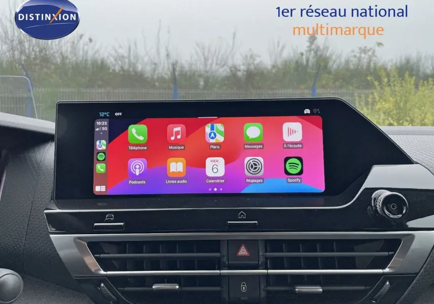 Écran tactile central du tableau de bord de la Citroën C4 2024, affichant les applications connectées.