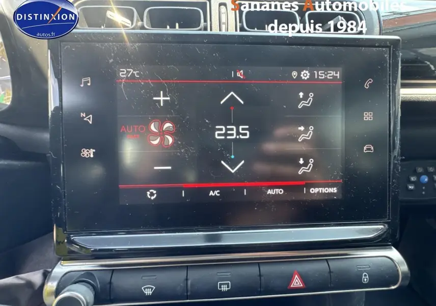 Écran tactile central de la Citroën C3 2023 montrant la climatisation automatique à 23,5°C, intérieur noir.