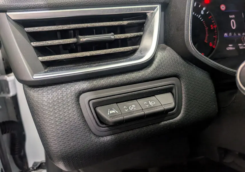 Vue rapprochée du tableau de bord côté gauche de la Renault Clio V Business 2020, montrant les commandes d'assistance et la sortie d'air.