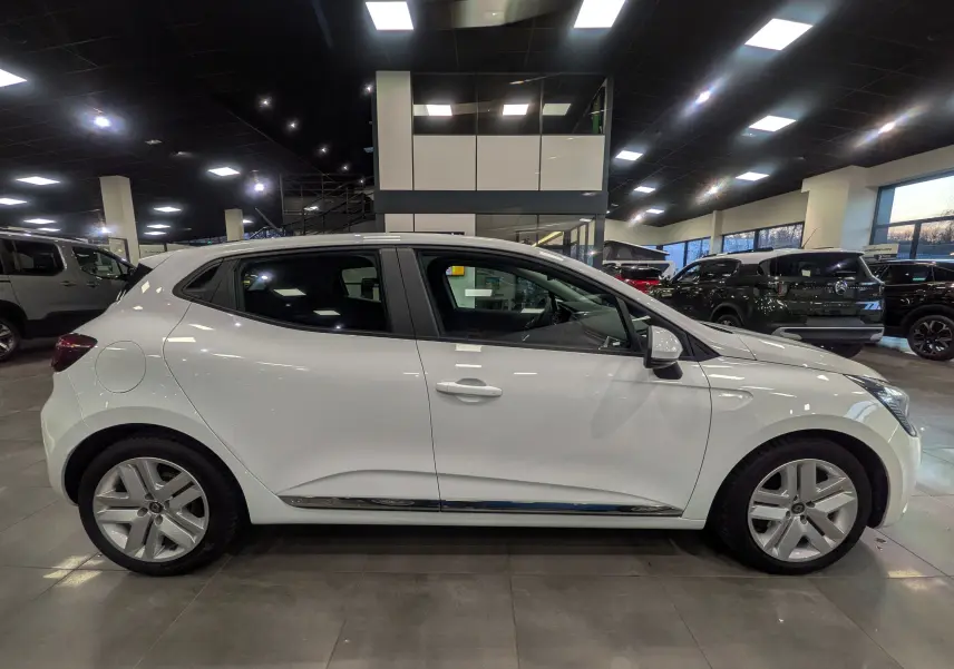 Renault Clio V Blue dCi 115 Business blanc Glacier vue de profil côté gauche en intérieur showroom.