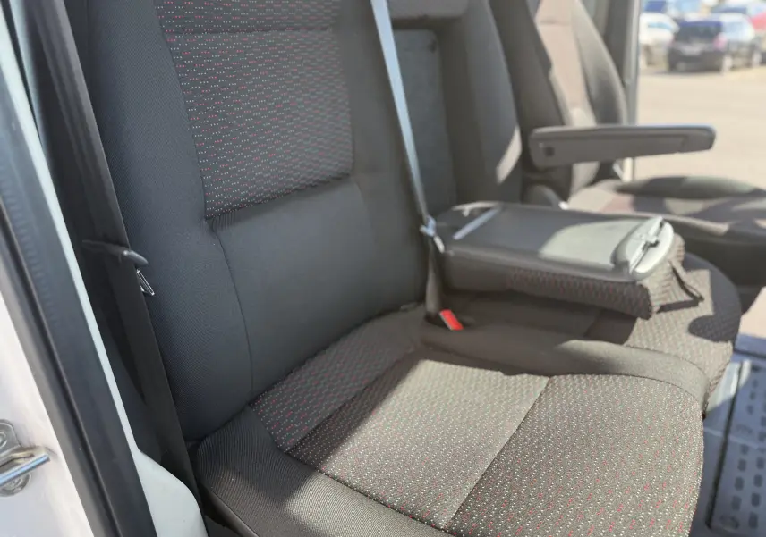 Vue intérieure côté gauche des sièges avant en tissu noir avec motifs rouges de l'Opel Movano Fourgon blanc 2023.