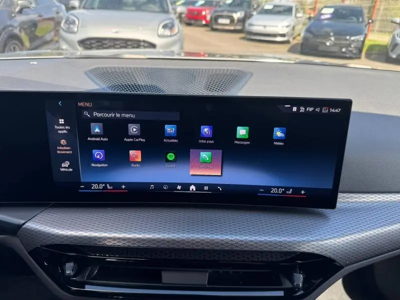 Vue intérieure du tableau de bord de la BMW Série 3 320dA xDrive M Sport 2025 avec écran tactile multimédia allumé.