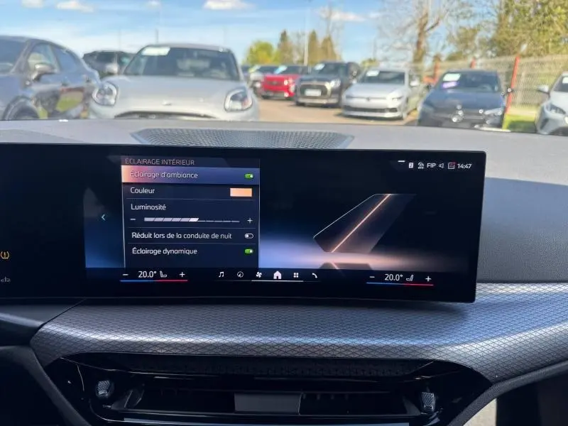 Vue intérieure du tableau de bord de la BMW Série 3 320dA xDrive 2025 avec écran tactile affichant les réglages d’éclairage d’ambiance.
