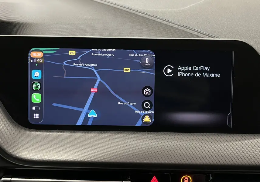 Écran central de la BMW Série 1 F40 118d M Sport 2020 affichant la navigation et Apple CarPlay.