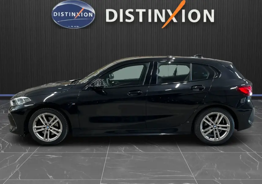 BMW Série 1 F40 118d M Sport noir métallisé vue de profil côté gauche avec jantes alliage et logo M Sport visible