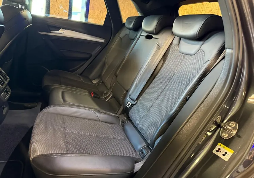 Vue intérieure côté droit des sièges arrière en cuir noir de l'Audi Q5 Sportback 2019 avec ceinture de sécurité visible.