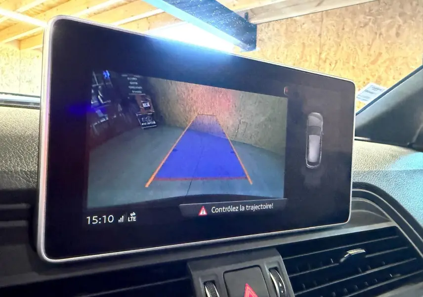 Écran intérieur de l’Audi Q5 Sportback 2019 montrant la caméra de recul avec guidage de trajectoire en bleu et orange.