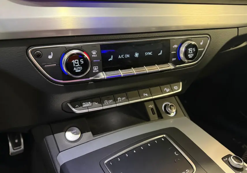Vue rapprochée de la console centrale de l’Audi Q5 Sportback 2019, avec commandes climatisation digitale et boutons multifonctions.