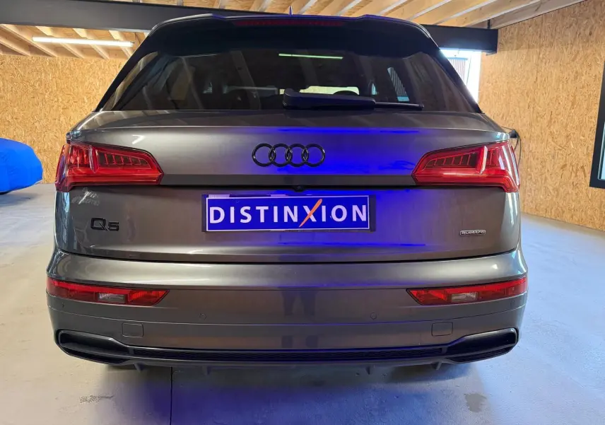 Vue arrière d’un Audi Q5 Sportback gris 2019 avec logo Quattro et feux arrière LED distinctifs.