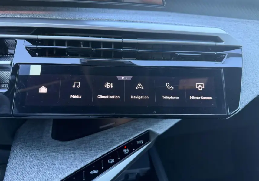 Écran tactile central du tableau de bord du Peugeot 3008 Hybrid 145 e-DCS6 Allure 2025, intérieur gris et noir.