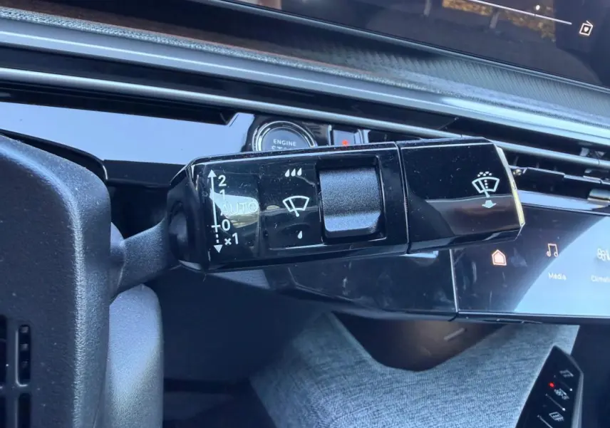 Gros plan sur la commande d’essuie-glace du Peugeot 3008 Hybrid 145 e-DCS6 Allure 2025, intérieur noir brillant.
