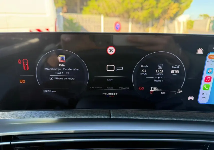 Tableau de bord numérique du Peugeot 3008 Hybrid 145 e-DCS6 Allure 2025 affichant vitesse, consommation et musique.