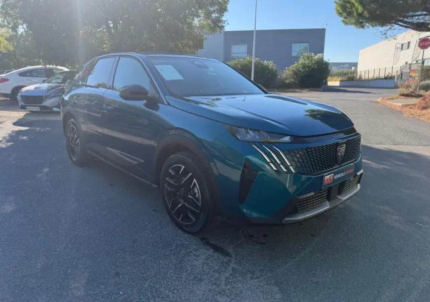 Peugeot 3008 Hybrid bleu en 3/4 avant droit, avec calandre distinctive et jantes noires, stationné en extérieur.