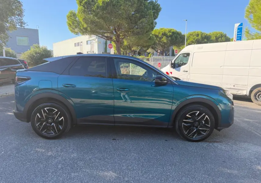 Vue de profil côté gauche d’un Peugeot 3008 Hybrid 145 e-DCS6 Allure bleu 2025 avec jantes noires distinctives.