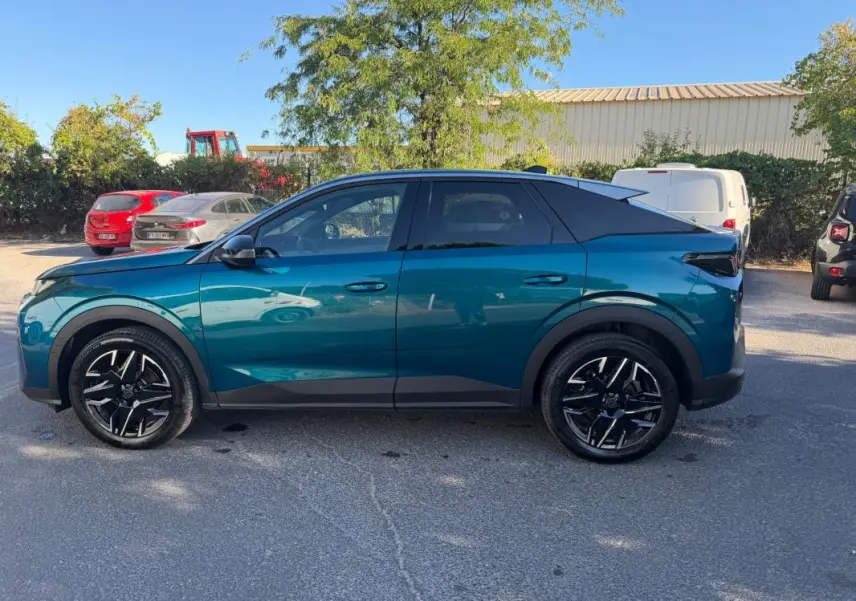 Vue latérale droite du Peugeot 3008 Hybrid 145 e-DCS6 Allure bleu 2025 avec jantes noires au design moderne.