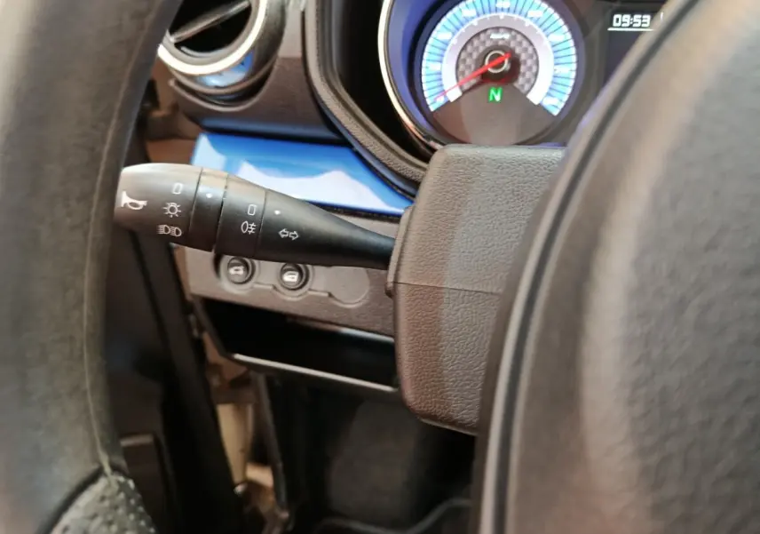 Détail intérieur du combiné d'instruments et commande de clignotants d'une Aixam Ambition blanche, version 2023.