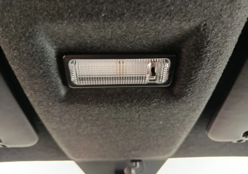 Intérieur de l'AIXAM AMBITION 0.5 City Coupe GTI 2023, vue du plafonnier avec lumière intégrée.