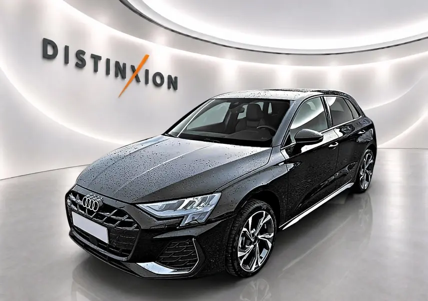 Audi A3 Sportback noir Mythos vue 3/4 avant droit avec jantes alu et éclairage LED dans showroom lumineux.