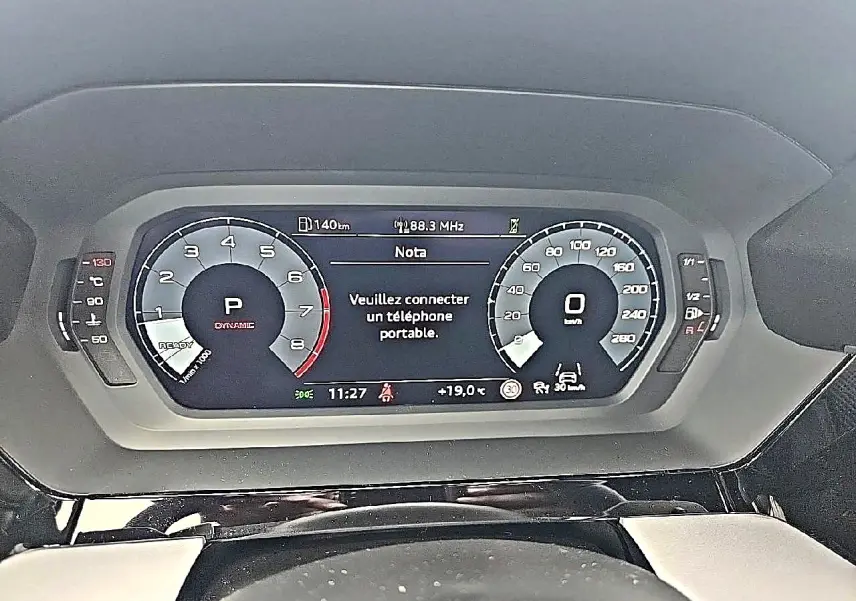 Tableau de bord numérique de l'Audi A3 Sportback 2026 affichant la vitesse et le régime moteur en vue frontale.