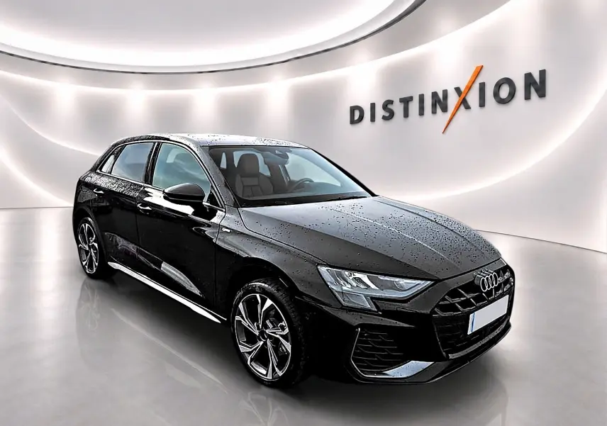 Audi A3 Sportback noir Mythos en 3/4 avant droit avec jantes alu et éclairage LED, dans un showroom lumineux.
