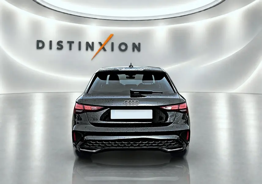 Vue arrière d'une Audi A3 Sportback noir mythos 2026 avec feux arrière LED et becquet distinctif.