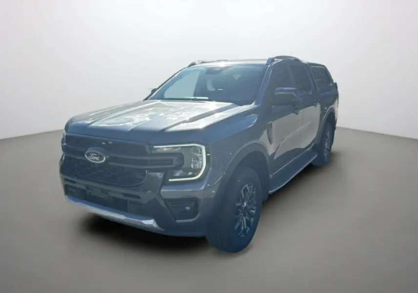 Ford Ranger gris carbone en 3/4 avant droit avec hardtop et jantes alu 18 pouces visibles.