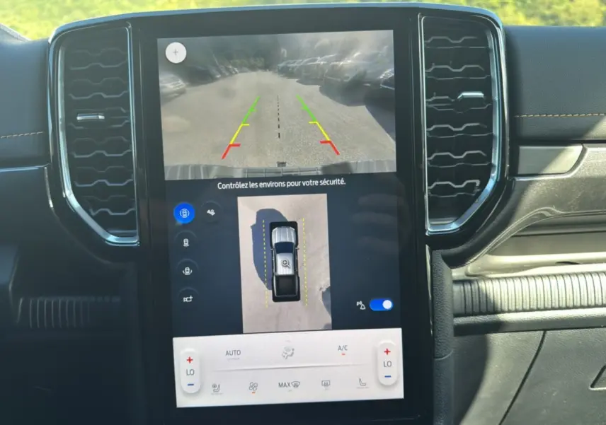 Vue rapprochée de l'écran central tactile du Ford Ranger 2026 affichant la caméra 360° et l'aide au stationnement.