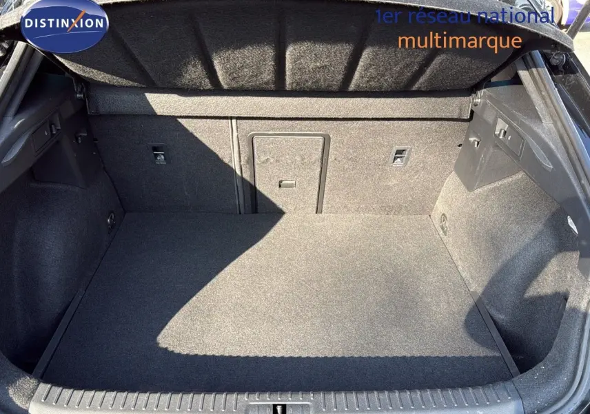 Coffre spacieux et propre d'une CUPRA Formentor noir minuit, vue intérieure arrière avec banquette rabattable visible.