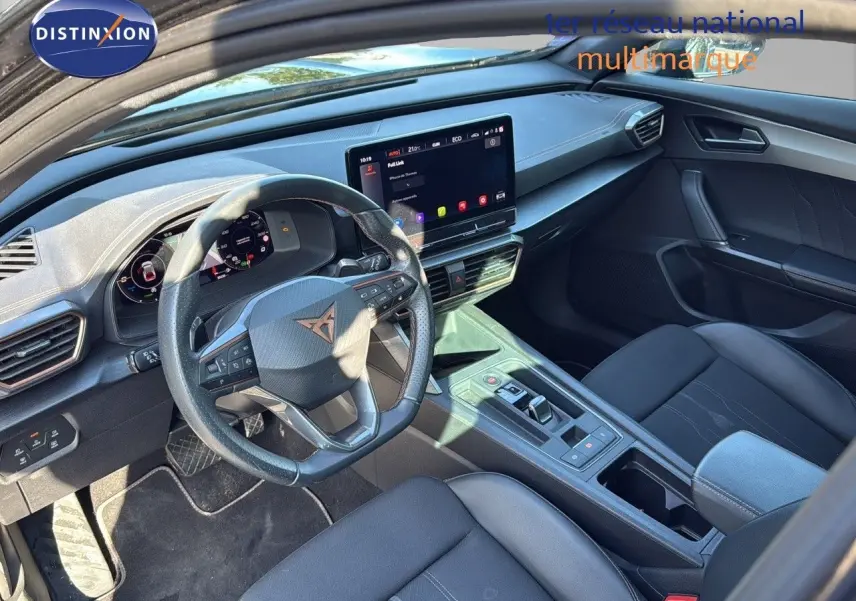 Vue intérieure du poste de conduite du CUPRA Formentor noir, avec volant multifonction, écran tactile et sellerie cuir noire.