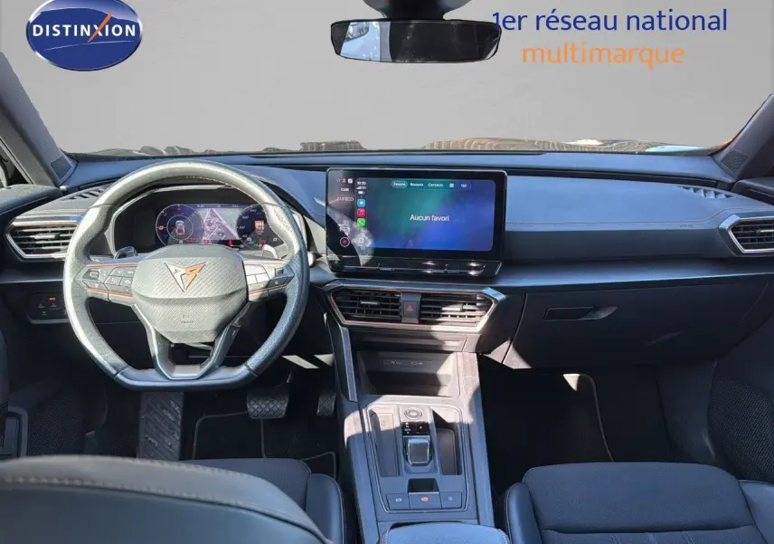 Intérieur noir du CUPRA Formentor 1.4 E-HYBRID 2023, vue de face sur le volant et l'écran tactile central.