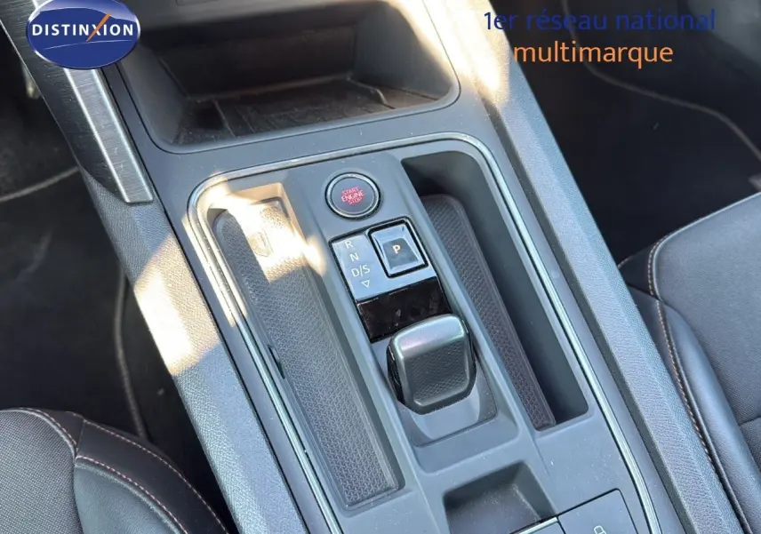 Vue rapprochée de la console centrale du CUPRA Formentor noir minuit, mettant en valeur le levier de vitesses et le bouton start-stop.