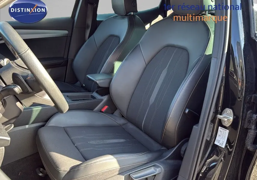 Intérieur de la CUPRA Formentor 1.4 E-HYBRID 2023, siège avant droit en cuir noir avec surpiqûres contrastées.