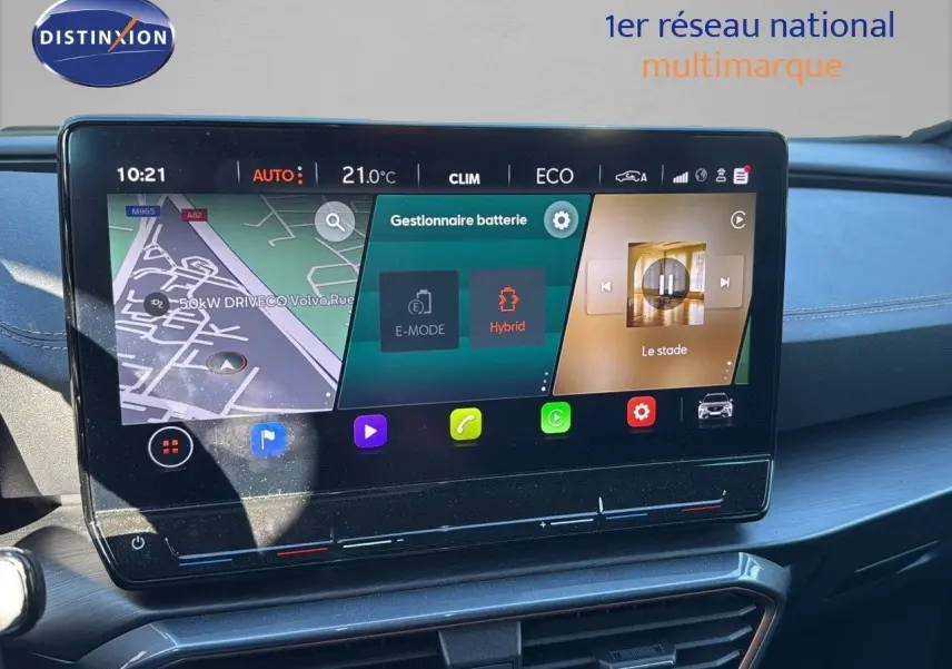 Écran tactile central du tableau de bord du CUPRA Formentor noir, affichant la gestion batterie en mode hybride.