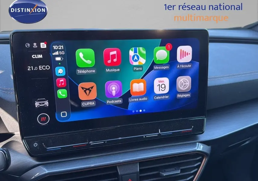 Écran tactile central affichant les applications Apple CarPlay dans l'habitacle du CUPRA Formentor noir minuit 2023.