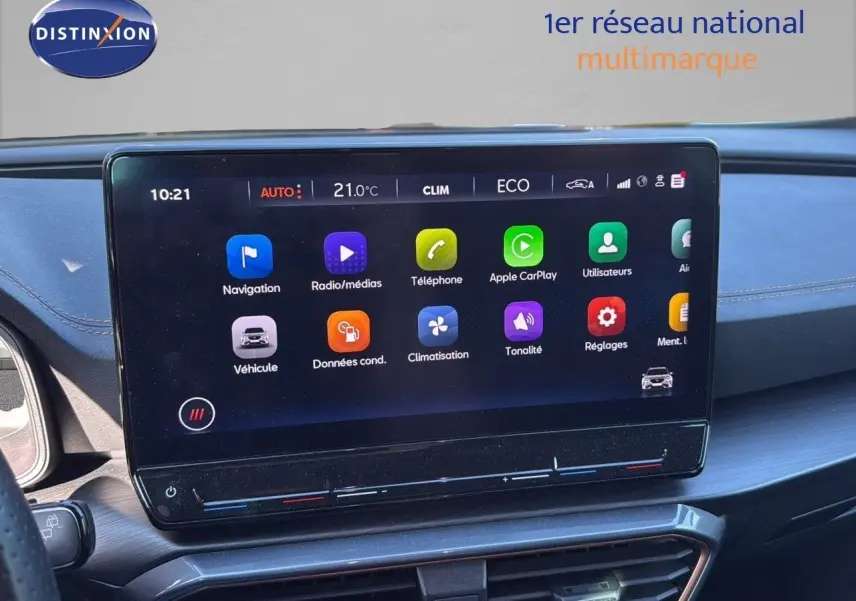 Écran tactile central allumé dans l'habitacle du CUPRA Formentor noir minuit, affichant les options multimédia et climatisation.