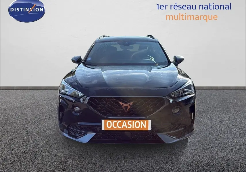 Vue frontale d'un CUPRA Formentor 1.4 E-HYBRID 2023 noir minuit métal avec calandre distinctive et phares LED anguleux.
