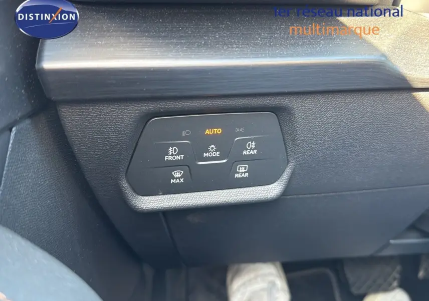 Panneau de commandes d’éclairage intérieur avec mode automatique sur CUPRA Formentor noir, vue rapprochée côté conducteur.