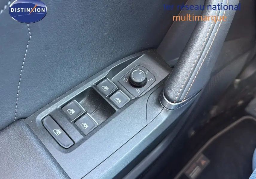 Gros plan sur les commandes des vitres et rétroviseurs côté conducteur d’un CUPRA Formentor noir métal 2023.