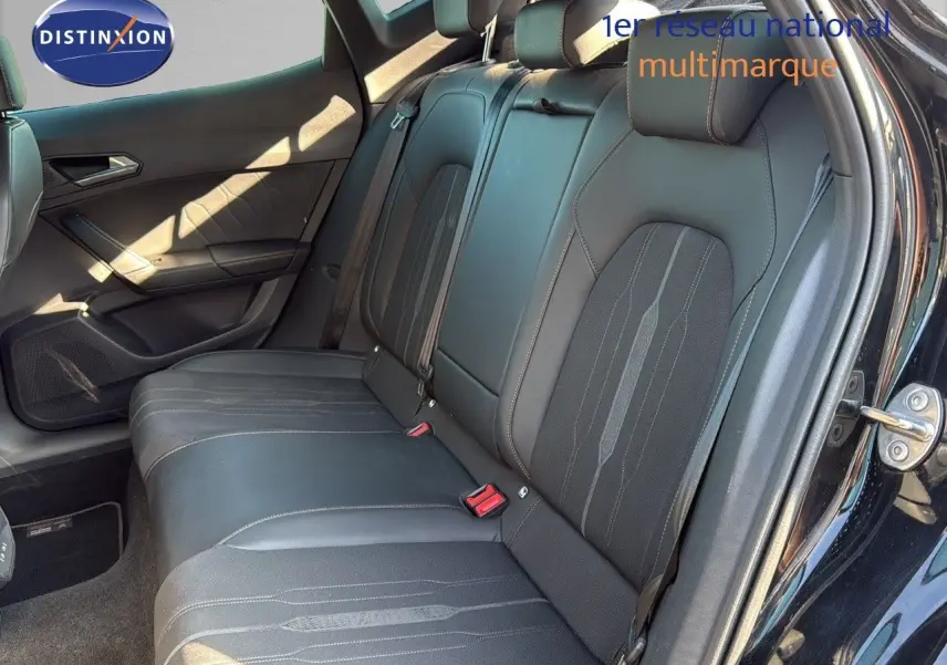 Vue intérieure côté droit montrant les sièges arrière en cuir noir du CUPRA Formentor 1.4 E-HYBRID 2023.